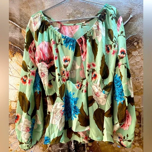 FORMAL ZARA SEA GREEN FLORAL BLOUSE WITH CUT OUT BACK AND RUCHED SLEEVES. - Picture 3 of 5